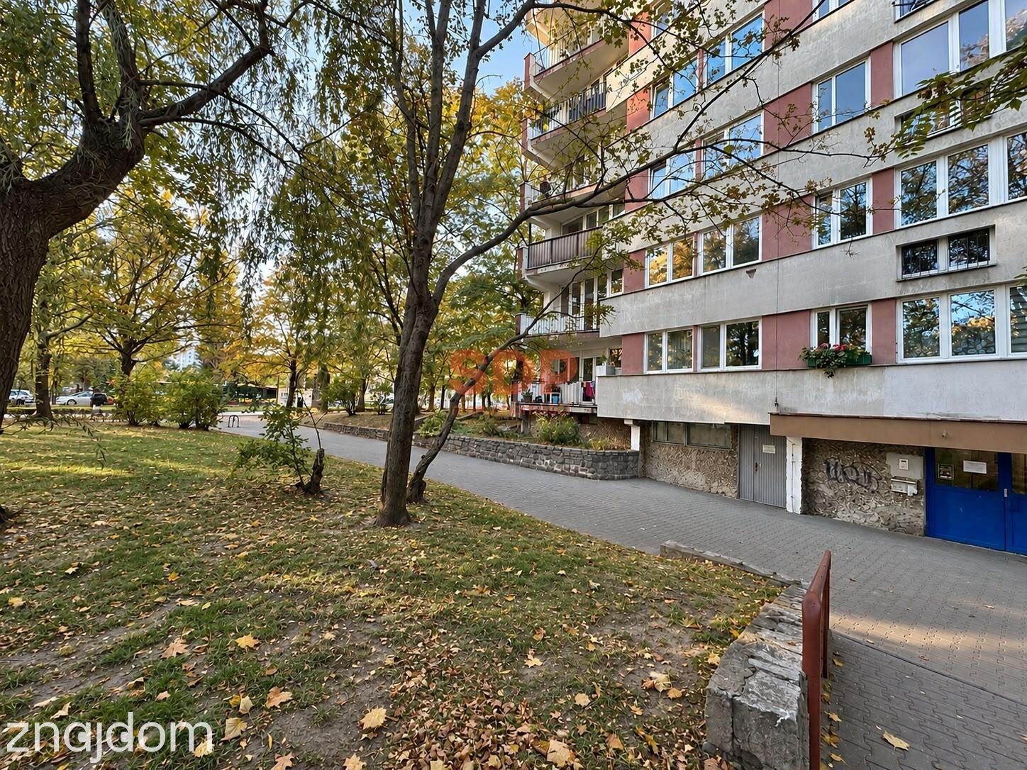Kawalerka z osobną kuchnią w okolicy Ronda Powstańców Śląskich - zdjęcie 2
