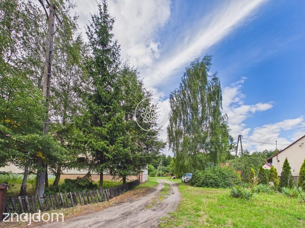 Dom z działką 1100 m² i wysokim garażem