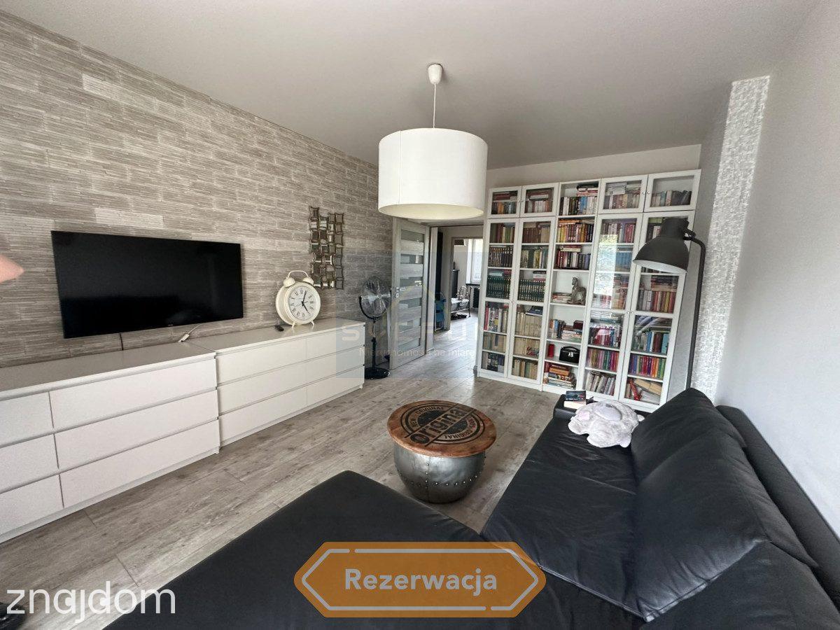 M3 z balkonem, Trzech wieszczów