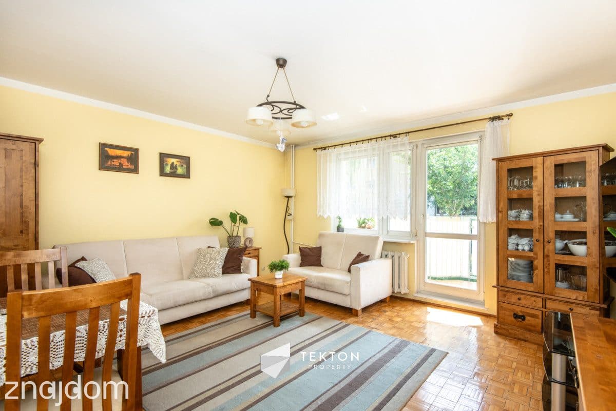 2 pokoje, balkon z ładnym  widokiem i piwnicą