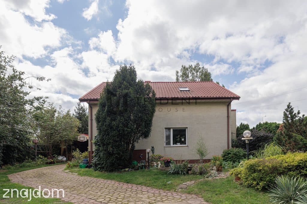 WYCZÓŁKI  - 905 m² działki.  Dom z potencjałem!