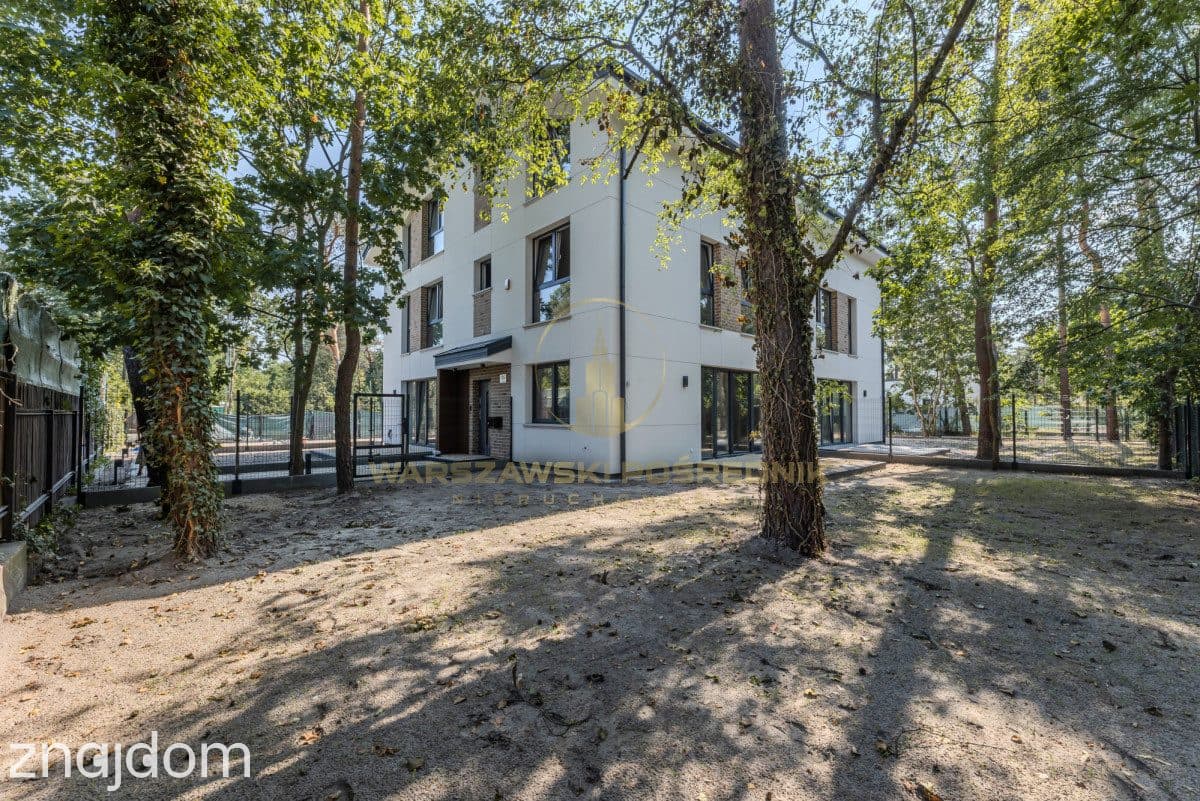 Nowy dom z ogrodem i dwoma miejscami postojowymi –