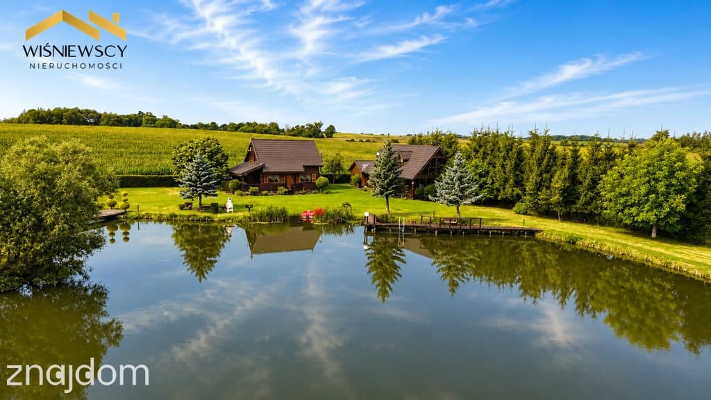 Dwa domy nad stawem, poza wsią, działka 7947 m2