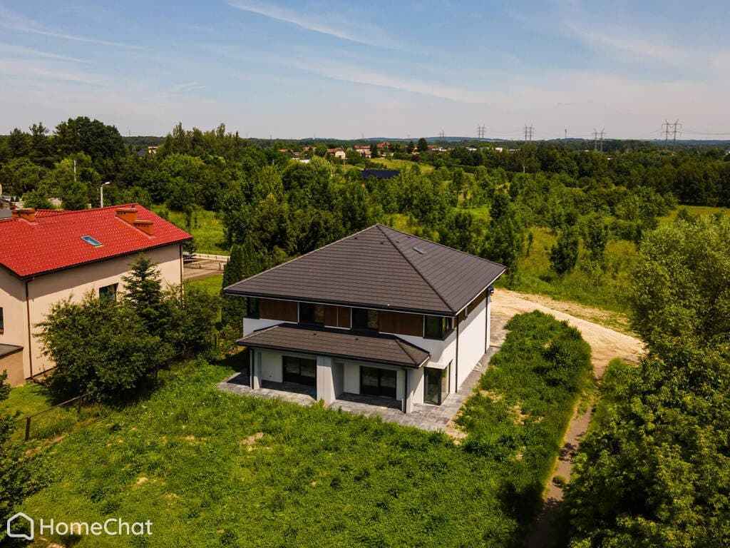 Nowoczesny dom bliźniak w sąsiedztwie lasu