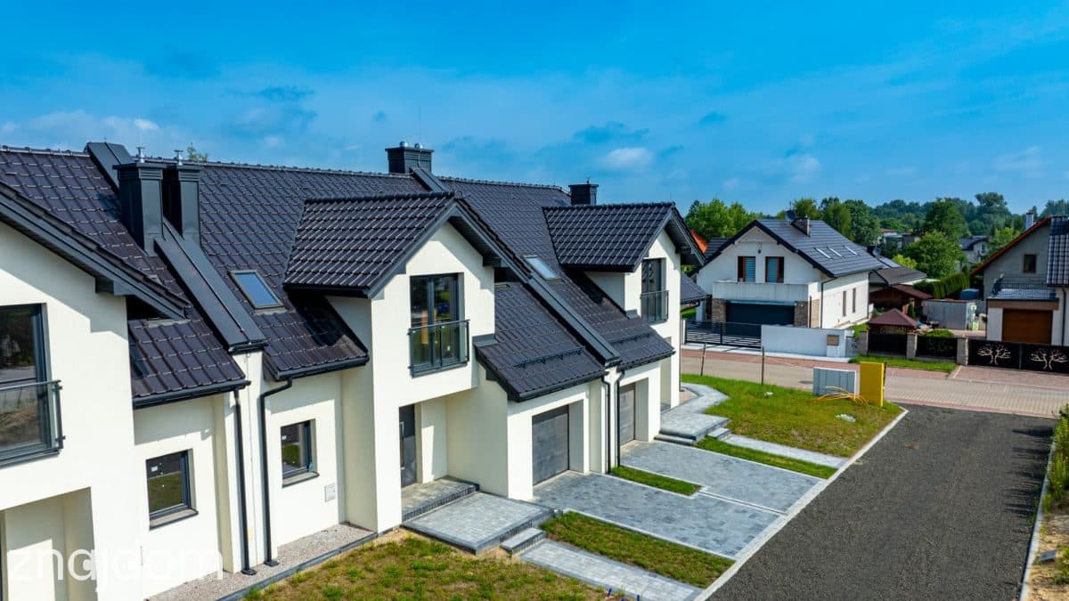 Skrajny dom w zabudowie szeregowej z ogródkiem - zdjęcie 9