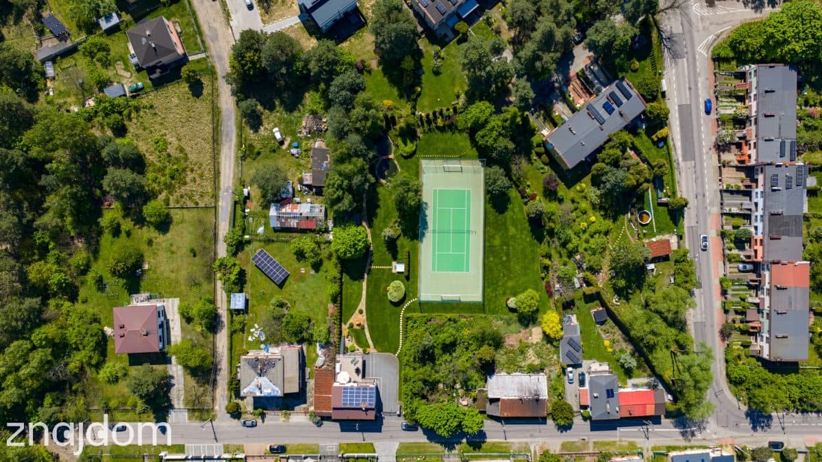 Wyjątkowa posiadłość z ogrodem, boiskiem i kortem - zdjęcie 7
