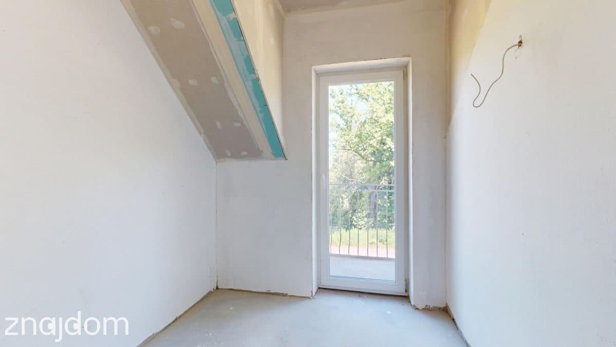Solidnie wykonany dom w zielonej części miasta - zdjęcie 20