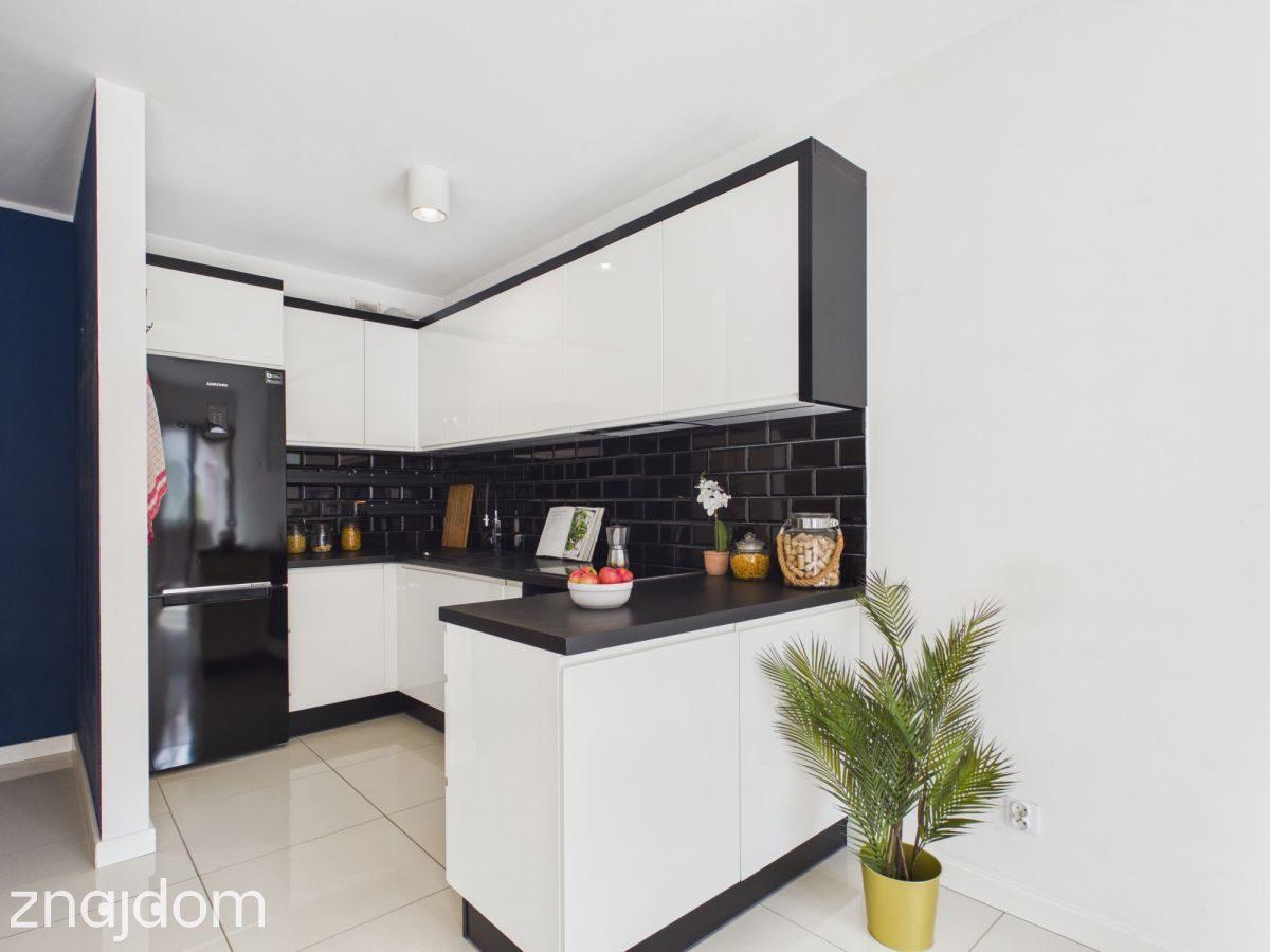 W apartamentowcu - blisko centrum - cicha okolica - zdjęcie 2