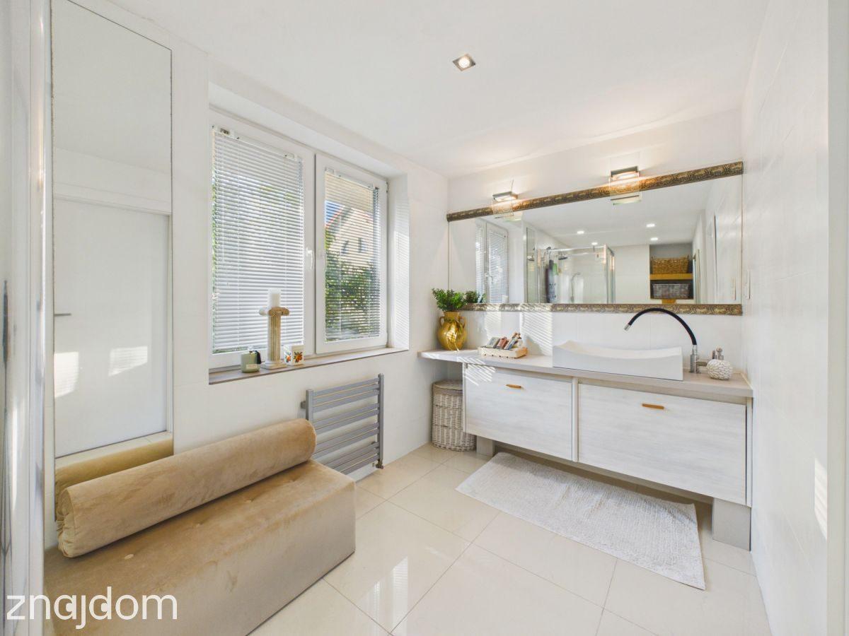 Utkany z miłosci i skąpany w kwiatach dom - zdjęcie 4