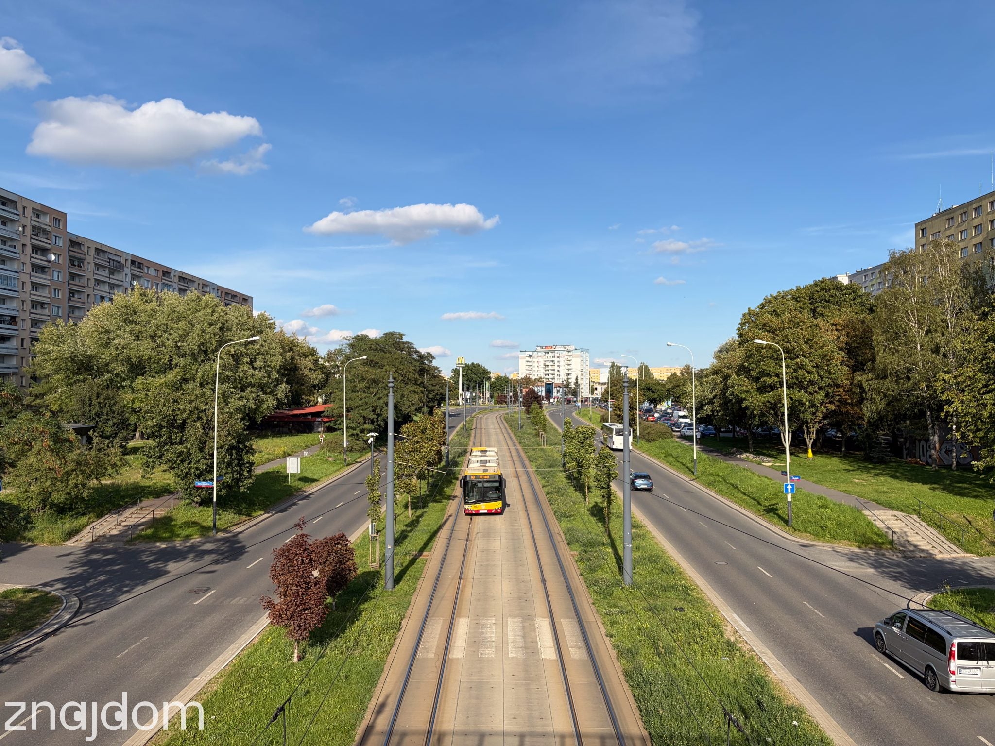 Panorama Retkini. Po obu stronach bloki oddzielone od siebie dwoma dwujezdniowymi drogami i jedną drogą dla transportu publicznego, po której jedzie autobus.