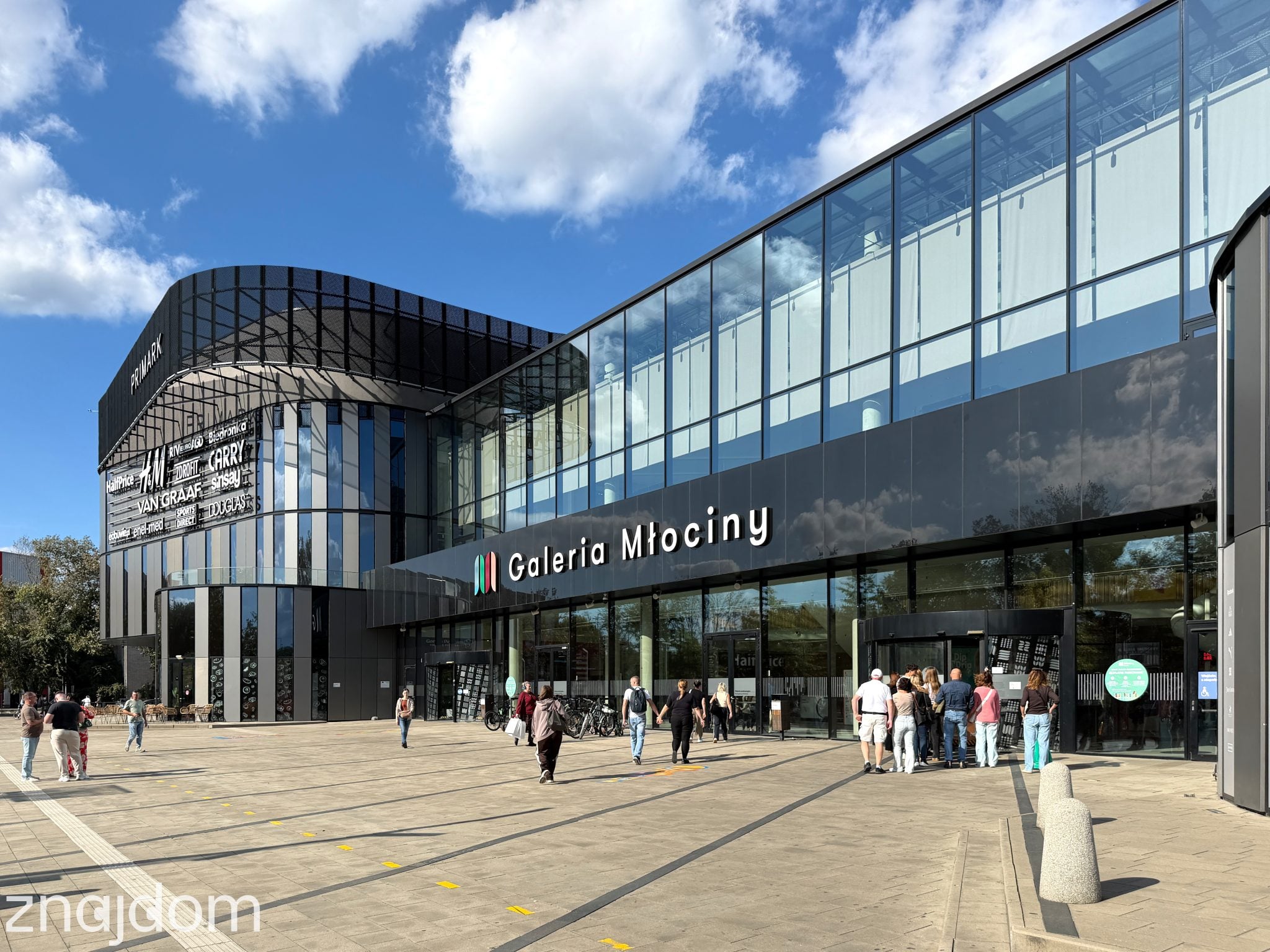 Widok na Galerię Młociny, przed nią ludzie.