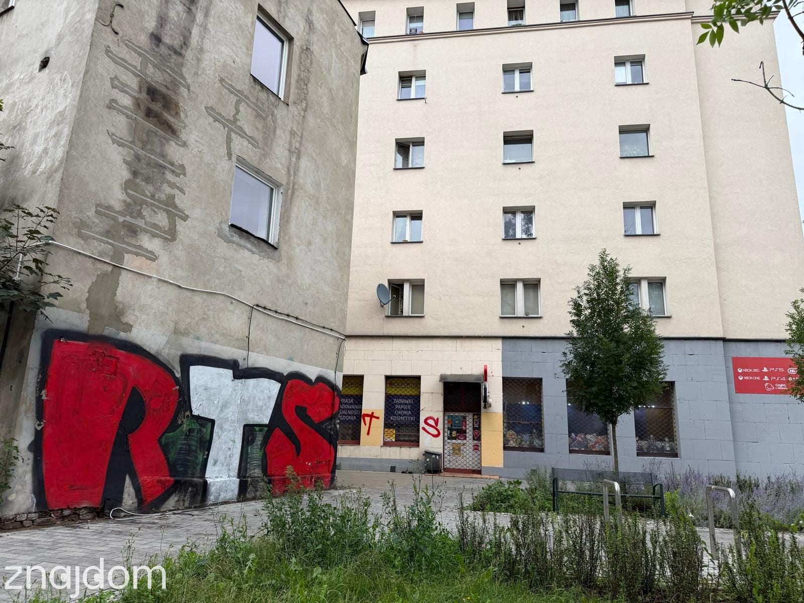 Zdjęcie graffiti - napisu "RTS" w otoczeniu bloków mieszkalnych na Bałutach.