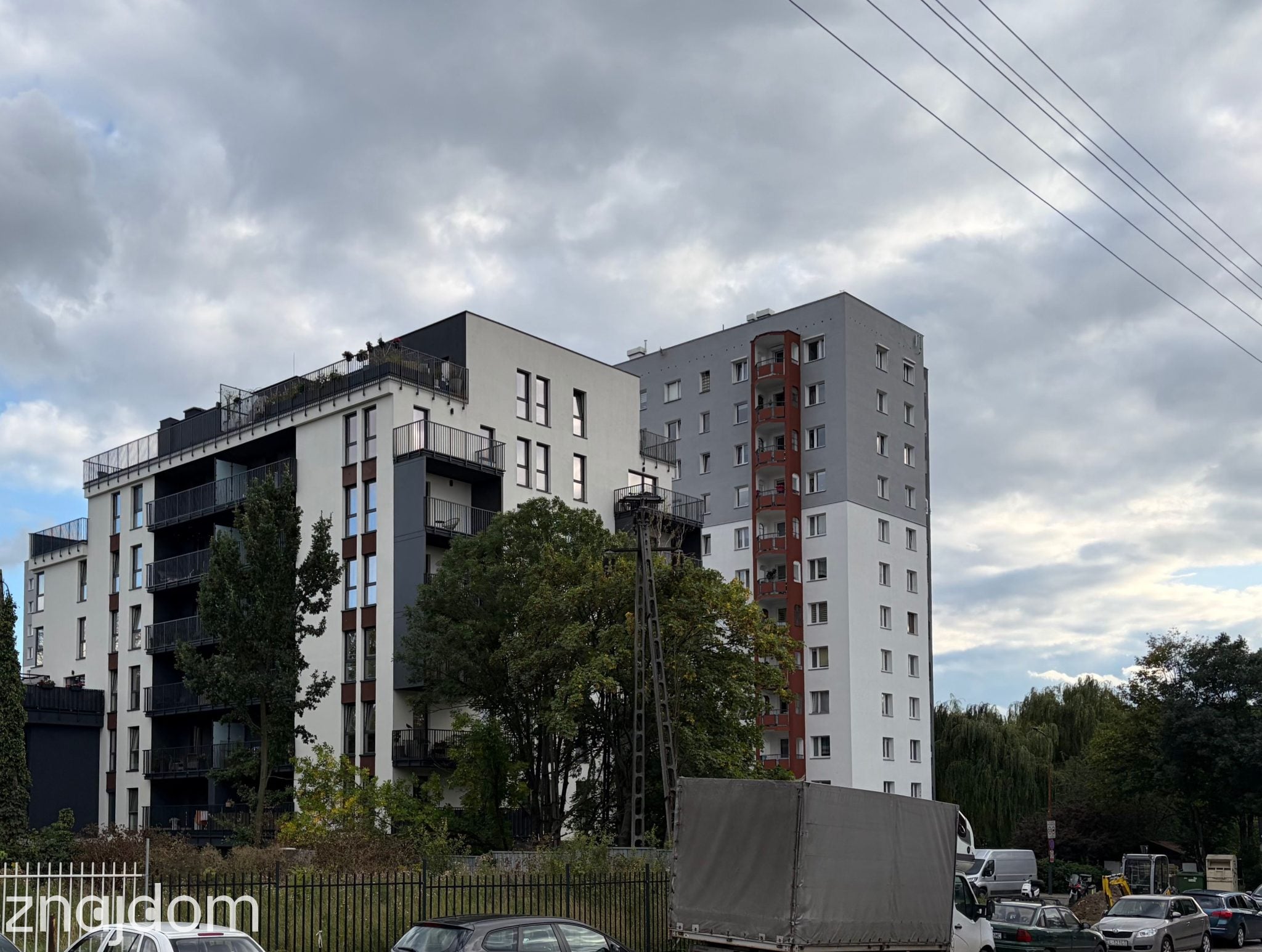Nowy budynek wielorodzinny w sąsiedztwie wieżowca z wielkiej płyty na łódzkich Chojnach
